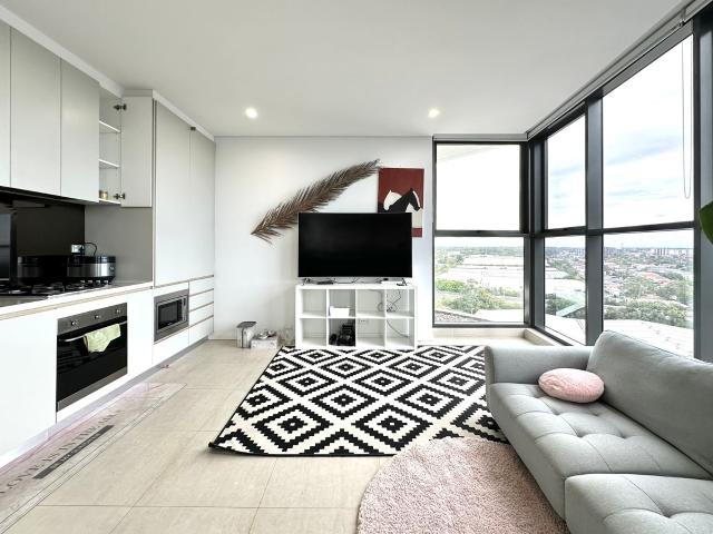 Modern 1 bedroom unit situated in a designer complex with top facilities