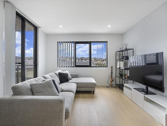 Modern 1 Bedroom with Study Unit in Kellyville