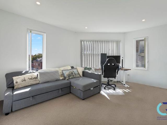 MODERN 1 BEDROOM WITH PARKING