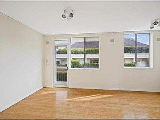 Modern 1 bedroom with Parking in heart of Mosman