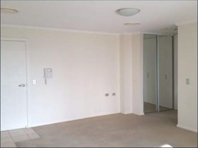 Modern 1 Bedroom, 1 Bathroom, Internal Laundry, Parking, Storage Cage, AC, North Facing Covered Balcony