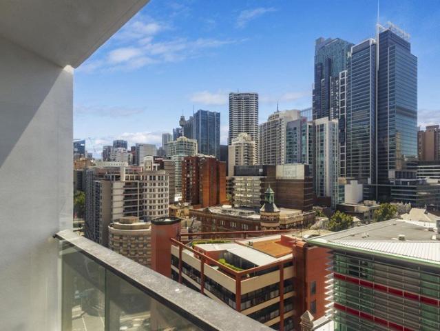 Modern 1 bedroom 2 balcony apartment with breathtaking city and skyline views For Sale
