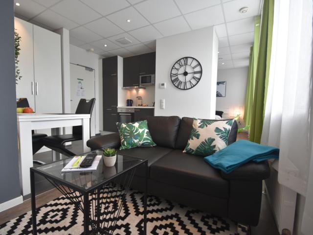 Modern 1 Room Penthouse with Smart TV in Frankfurt Niederrad – 28 m²