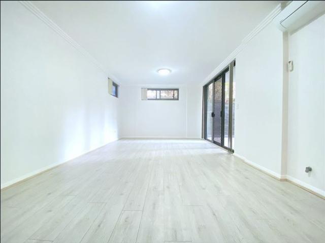 Modern 1 + Study apartment in the Centre of Carlingford