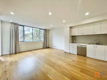 Modern 1x1 Apartment Living with Open Plan Design