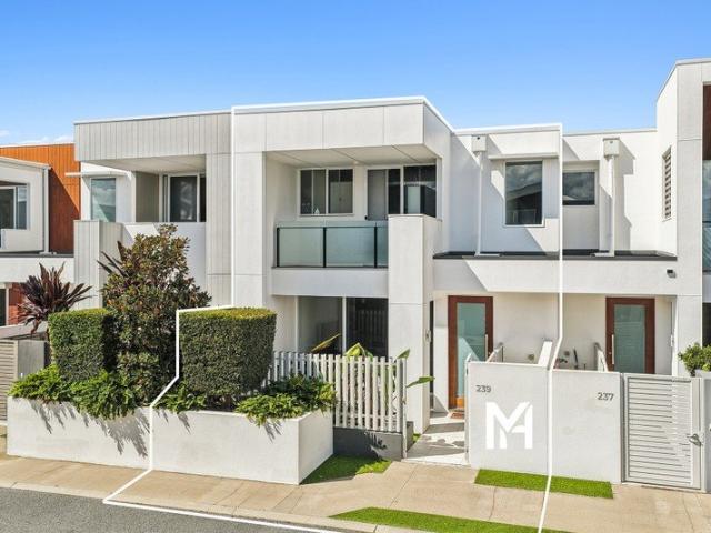 Modern 2020 Built Within Sought After 'Vue' Complex