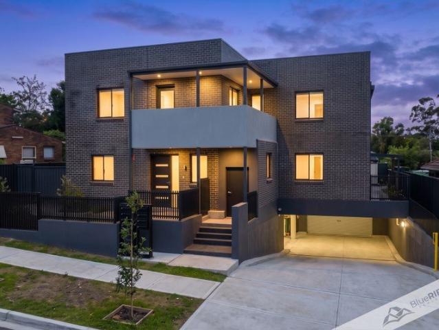 Modern 2024 Built Townhouse with Ground Floor Master & Walk to Station Convenience