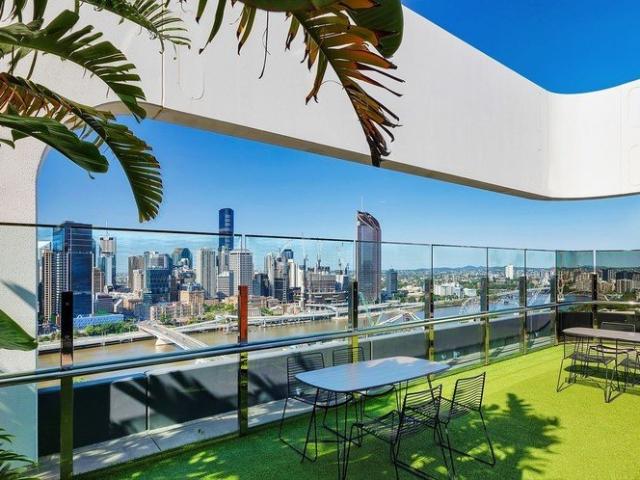 Modern 2 Bed, 2 Bath Apartment in South Brisbane with Stunning City Views