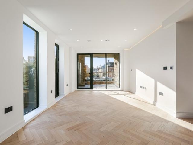 Modern 2 Bed, 2 Bath Flat with Balconies & Lift