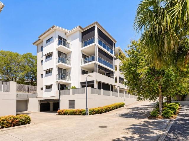 Modern 2 Bed Apartment | Pool, Parking & Prime Everton Park Location