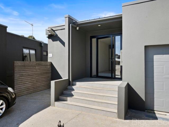 Modern 2 Bed Apartment with Golf Course Views at 1/8 Penny Lane, Creswick