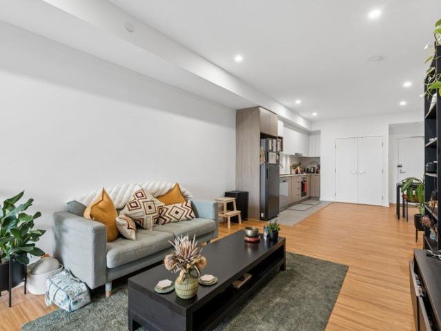 Modern 2 Bed Apartment with Expansive Courtyard