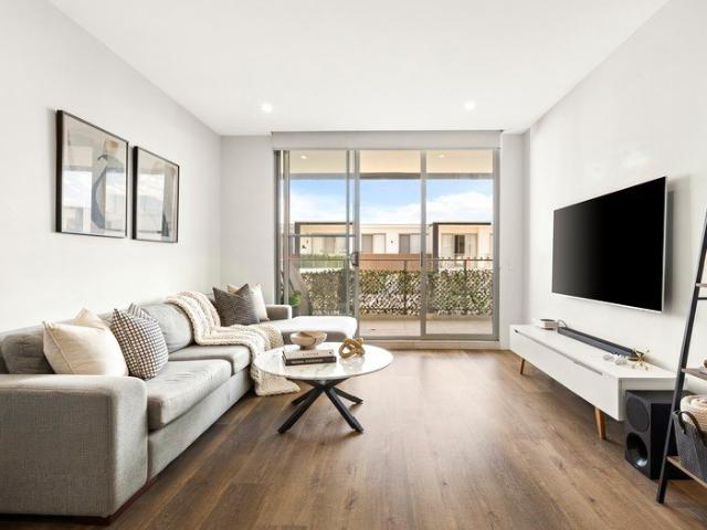 Modern 2 Bed Apartment with Study | 15 Minute Walk to Schofields Station!