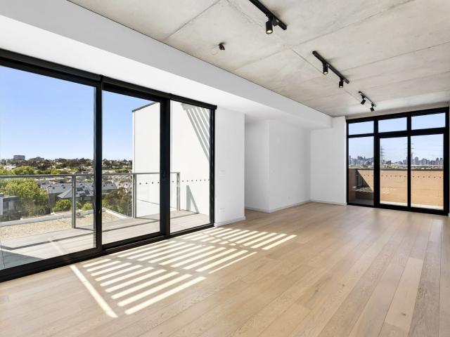 Modern 2 Bed Apartment with Stunning Views on the Rivers edge!
