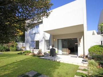 modern 2 bed garden unit in boomed o.