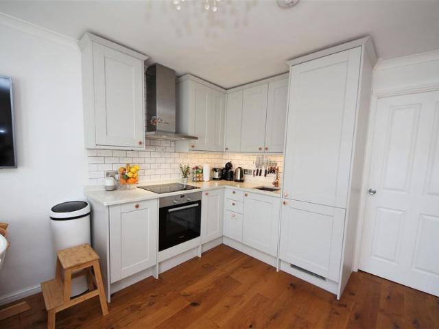 Modern 2 Bed Flat with Free Parking