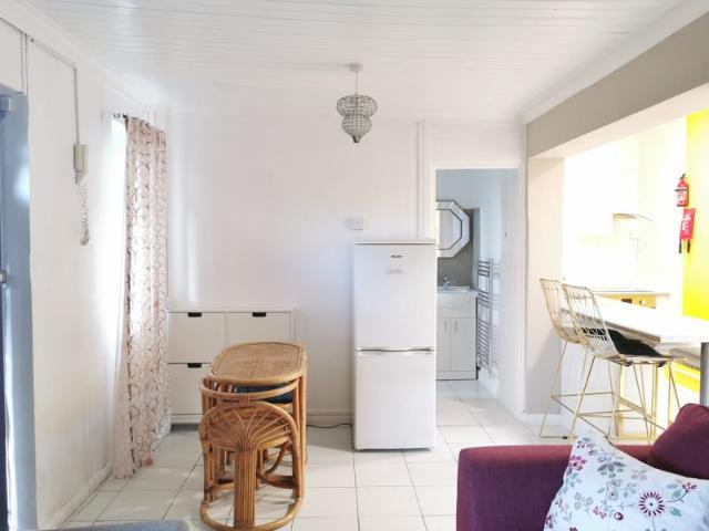 Modern 2 Bed flat, bills excluded