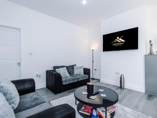 Modern 2 Bed House | Bills Included | Parking