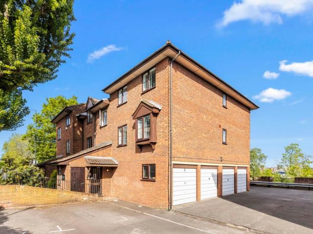 Modern 2 Bed Wimbledon Flat – Whole Property