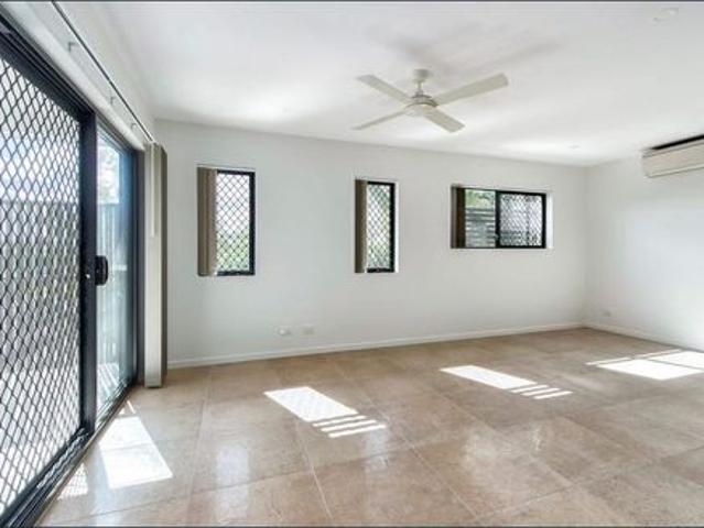 Modern 2 Bed Unit in the Heart of Mitchelton