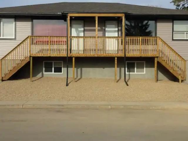 Modern 2 Bedroom Main Floor Suite in Bowden
