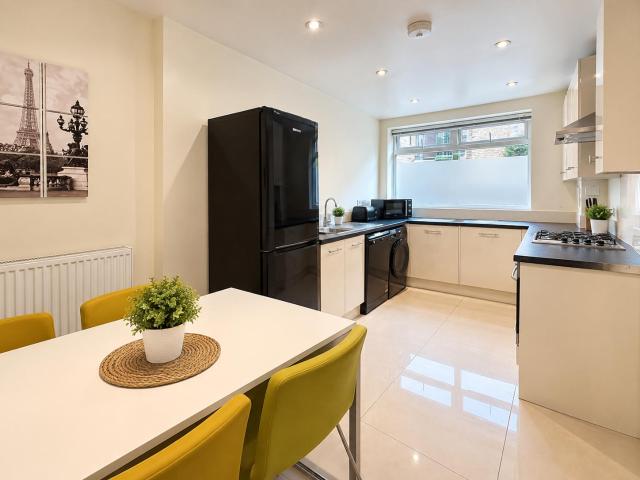Modern 2 bedroom Maisonette near Canary Wharf