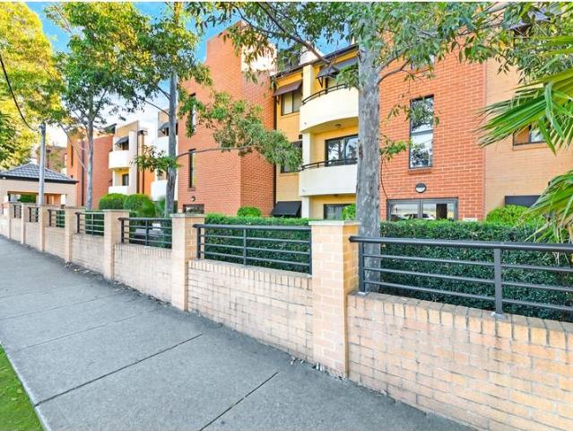 Modern 2 Bedroom Apartment Walk to Flemington Station