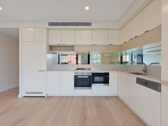 Modern 2 Bedroom Apartment Walk to Rail