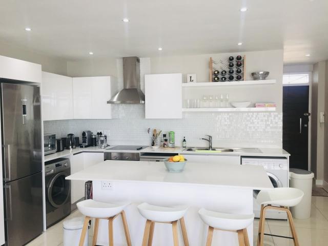 MODERN 2 BEDROOM APARTMENT WITH OUTSTANDING VIEWS