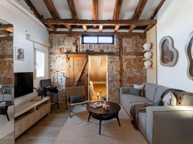Modern 2 Bedroom Apartment with AC and Designer Decor on Fuencarral Street, Madrid Amsterdam Apartments for Rent