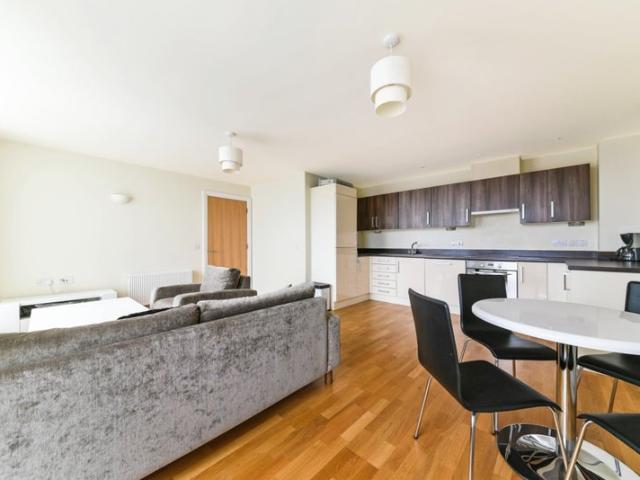 Modern 2 Bedroom Apartment with Balcony