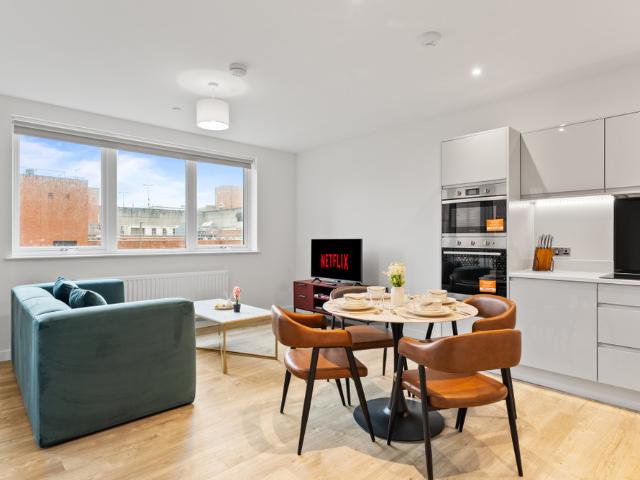 Modern 2‑Bedroom Apartment with Balcony • Free Par