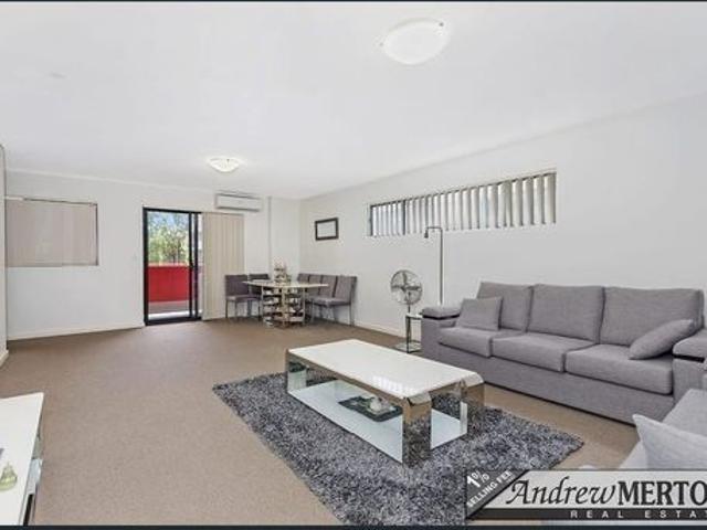 Modern 2 Bedroom Apartment with Balcony & Parking