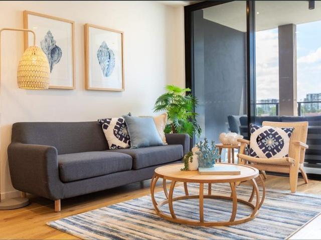 Modern 2 Bedroom Apartment with Broadwater Views