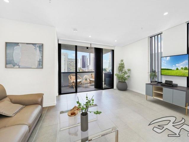 Modern 2 Bedroom Apartment with City Skyline Views in Prime Location