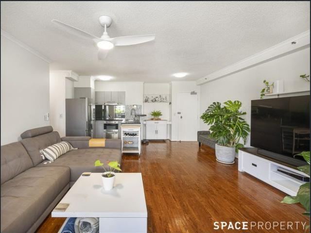 Modern 2 Bedroom Apartment with City Views & Resort Style Amenities