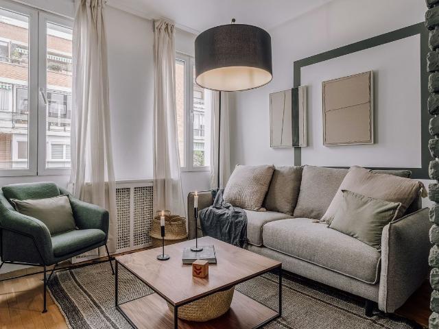 Modern 2 Bedroom Apartment with Designer Furnishings and Air Conditioning, Madrid Amsterdam Apartments for Rent