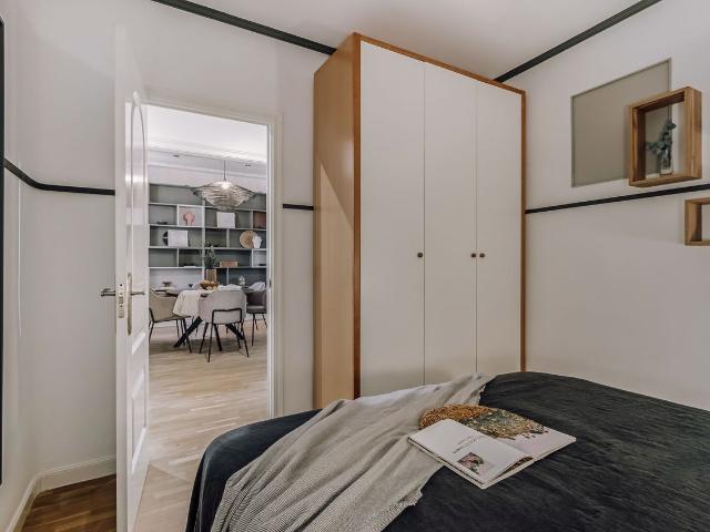 Modern 2 Bedroom Apartment with Designer Furnishings and Air Conditioning, Madrid Amsterdam Apartments for Rent