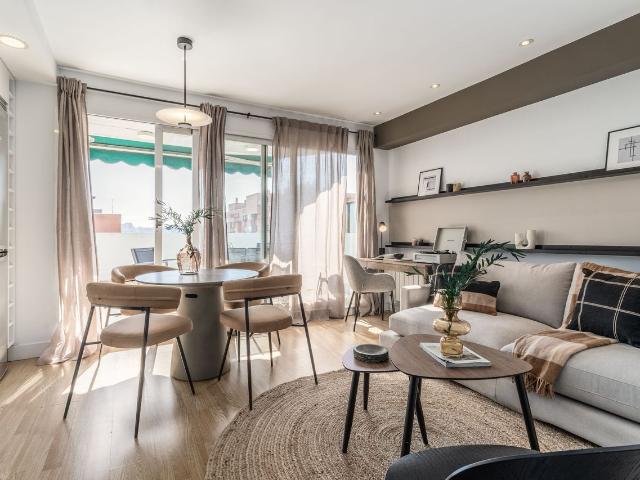 Modern 2 Bedroom Apartment with Designer Furniture and High Speed WiFi on Doctor Esquerdo, Madrid Amsterdam Apartments for Rent