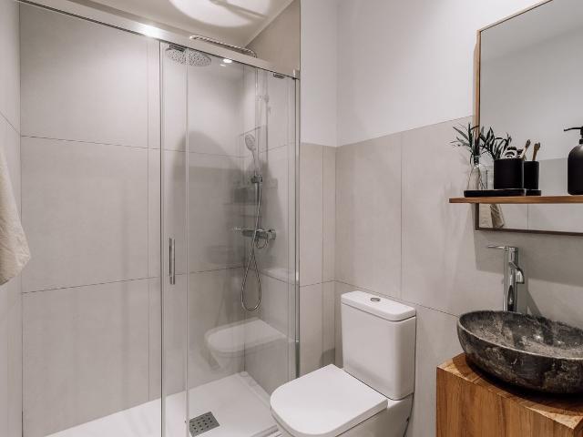Modern 2 Bedroom Apartment with Designer Finishes on Monte Esquinza Street, Madrid Amsterdam Apartments for Rent