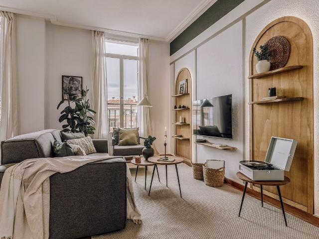 Modern 2 Bedroom Apartment with Designer Finishes and High End Amenities, Madrid Amsterdam Apartments for Rent