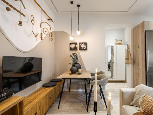 Modern 2 Bedroom Apartment with Designer Finishes and High Speed WiFi, Madrid Amsterdam Apartments for Rent