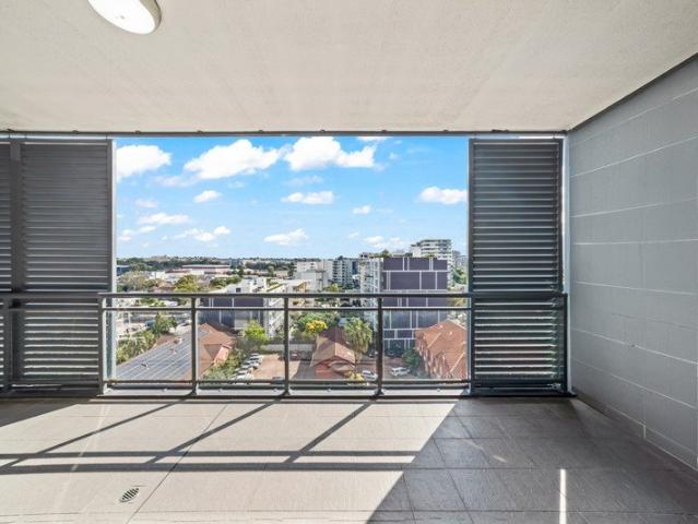 Modern 2 Bedroom Apartment with District Views
