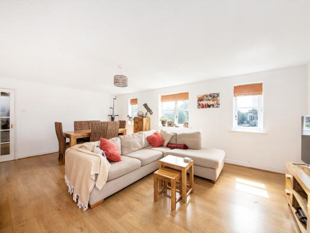 Modern 2 Bedroom Apartment with Excellent Transport Links in Deptford