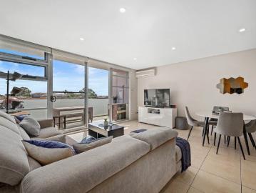 Modern 2 Bedroom Apartment with Lock Up Garage in Ultra Convenient Location