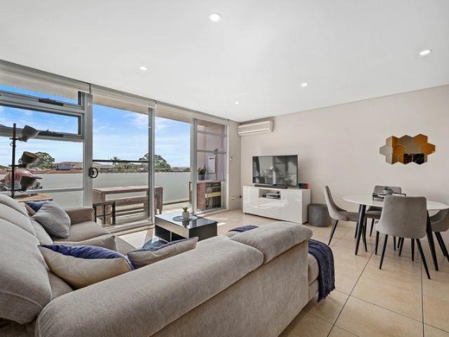 Modern 2 Bedroom Apartment with Lock Up Garage in Ultra Convenient Location