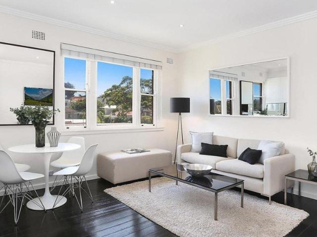 MODERN 2 BEDROOM APARTMENT WITH LOCK UP GARAGE!