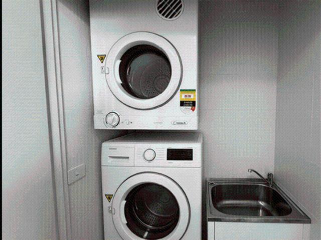 Modern 2 Bedroom Apartment with Parking in Prime Rosebery Location