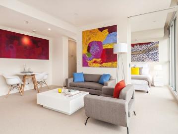 Modern 2 Bedroom Apartment with Private Courtyard