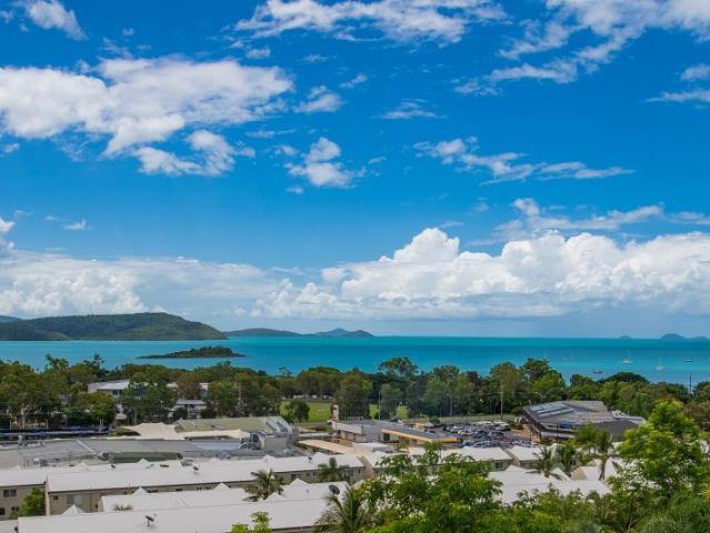 Modern 2 Bedroom Apartment with Stunning Whitsundays Water Views